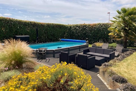 House sleeps 6 with heated pool