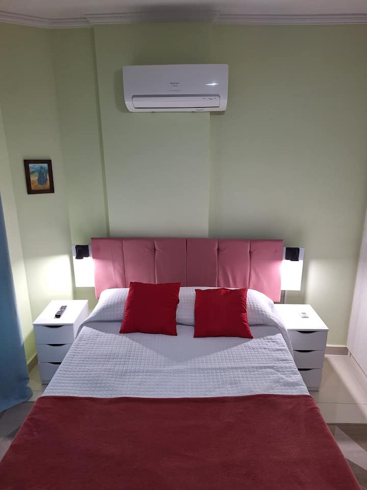 Quarto de casal - suíte, com ar condicionado potente e silencioso, além do ventilador de teto, para uso nos dias menos quente.