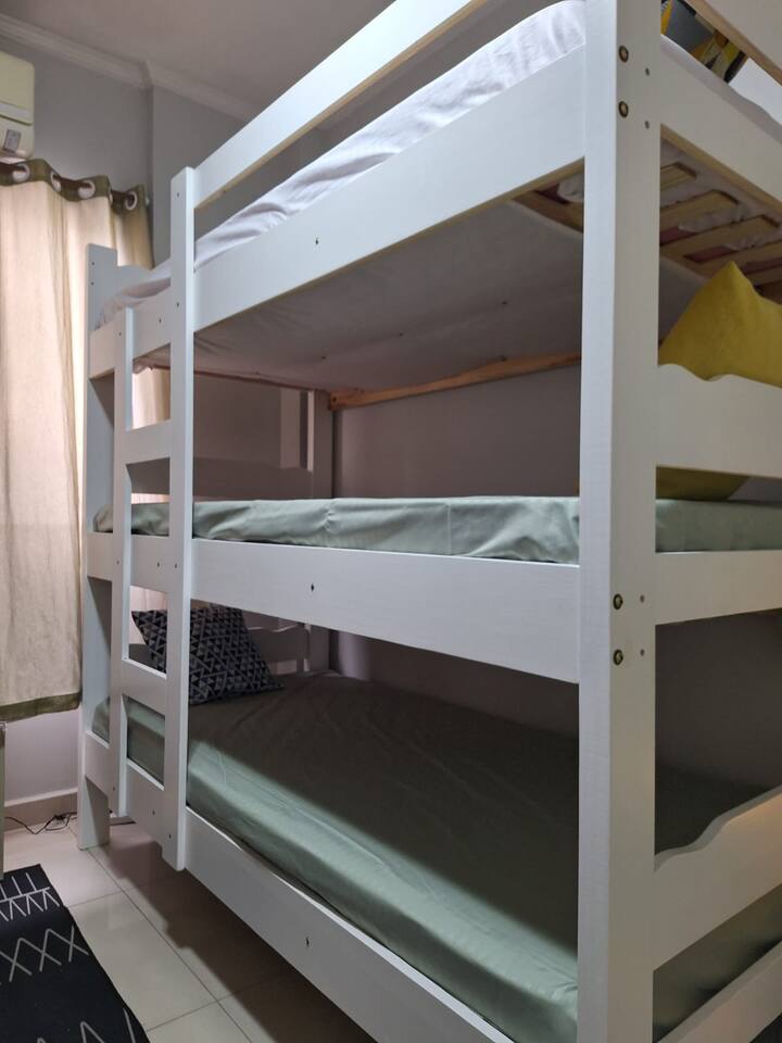 Quarto de solteiro - treliche com três colchões. Todos os colchões do beliche e treliche são de espuma com 14 cm de altura; 
não são colchonetes !!
