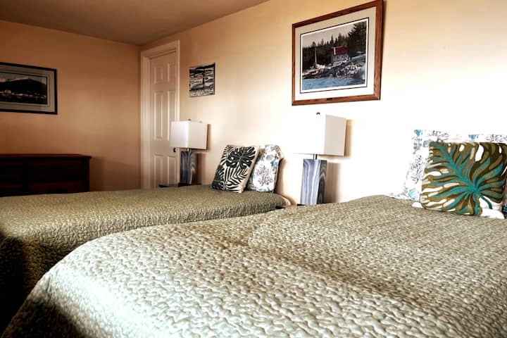 SAL DEL NIVEL INFERIOR
ENTRADA PRIVADA O A TRAVÉS DE LA ESCALERA INTERIOR
BAÑO COMPLETO EN BAÑO
PRIVADO POSIBLE PARA CONVERTIRSE EN CAMA TAMAÑO KING PARA UNA PAREJA
PRECIOSA VISTA A LA BAHÍA DE KACHEMAK