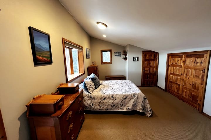CAMA TAMAÑO QUEEN EN EL NIVEL SUPERIOR CON MEDIO BAÑO