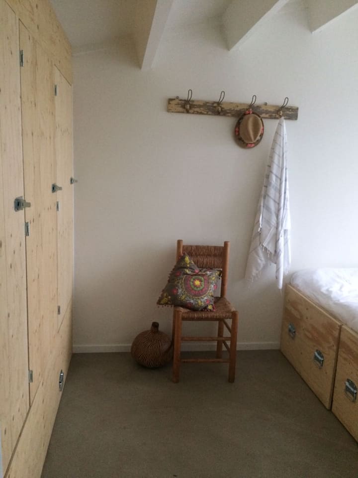 De masterbedroom ligt op de verdieping.  Er is een heel fijn vast tweepersoonsbed en grote bergkast voor je kleding. In deze slaapkamer hangt een airco!