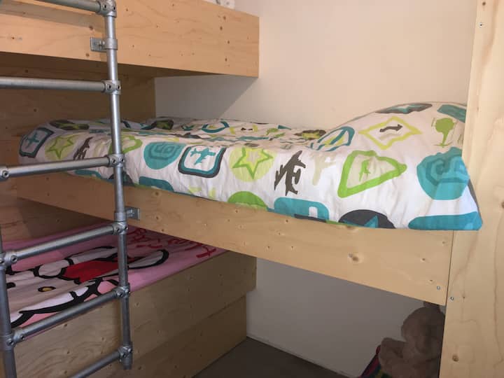 De kinderslaapkamer heeft een super leuk stapel bed. Er zijn 3 fijne eenpersoonsbedden in deze kamer. Waarschuwing: Het wordt vast vechten wie er boven mag liggen!!
