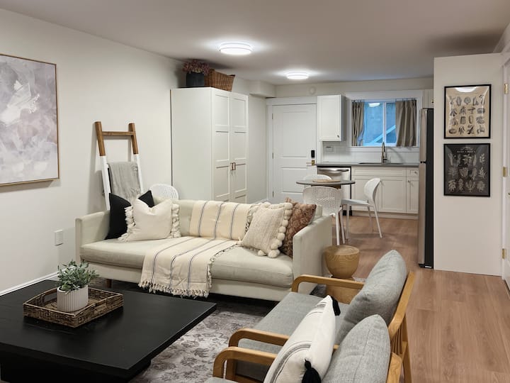 Brand New 2 Bedroom Spacious Guest Suite - ノースバンクーバー
