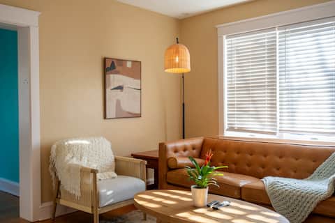 Huge Sun Soaked Apt In Quiet Neighborhood