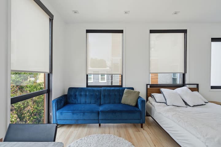 Divani blu është një divan konvertues për një person