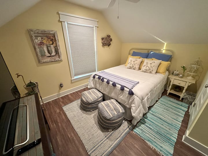 Საძინებელი 2 | სრული ზომის საწოლი | მე-2 სართული | გონიერი ტელევიზორი