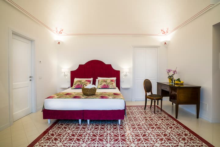 Საძინებელი 3 - ორადგილიანი საძინებელი ტელევიზორით, სამუშაო სივრცე სამუშაო მაგიდით და სკამით და აივანზე გასასვლელი