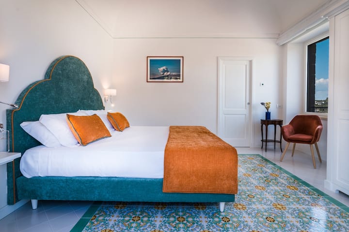 Საძინებელი 5 - ორადგილიანი საძინებელი სავარძლით და ხედი ფანჯრიდან