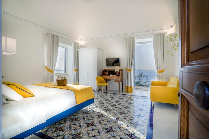 Საძინებელი 1 - ორადგილიანი საძინებელი კარადით, ტელევიზორით, სამუშაო მაგიდით, დივნითა და აივანზე გასასვლელით