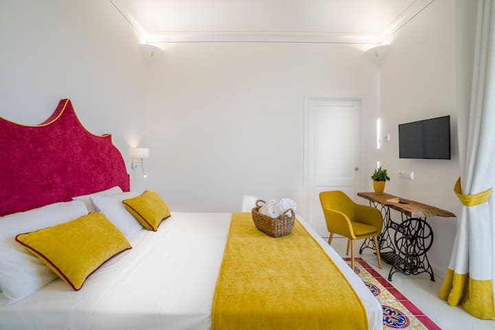 Საძინებელი 2 - ორადგილიანი საძინებელი კარადით, ტელევიზორით, სამუშაო მაგიდით, სავარძლით და აივანზე გასასვლელით