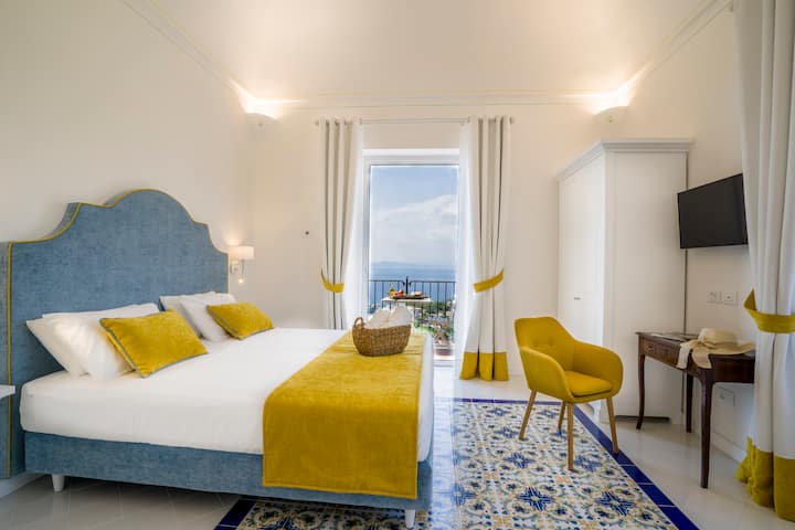 Საძინებელი 4 - ორადგილიანი საძინებელი ტელევიზორით, კარადა, სამუშაო სივრცე სამუშაო მაგიდით, სავარძლით და აივანზე გასასვლელით