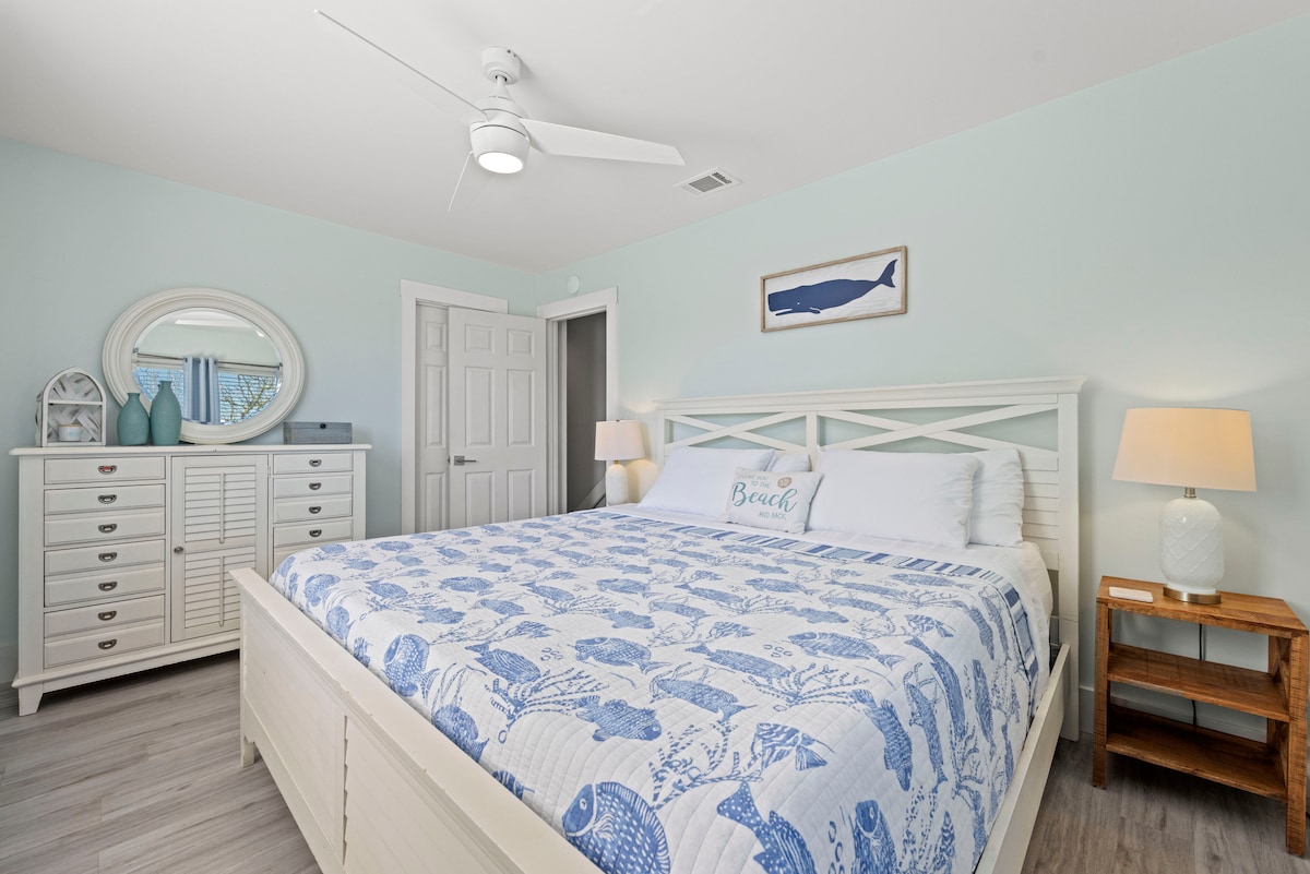 2 - ра спалня, със суперголямо двойно легло, спално бельо, килер. На горния етаж.