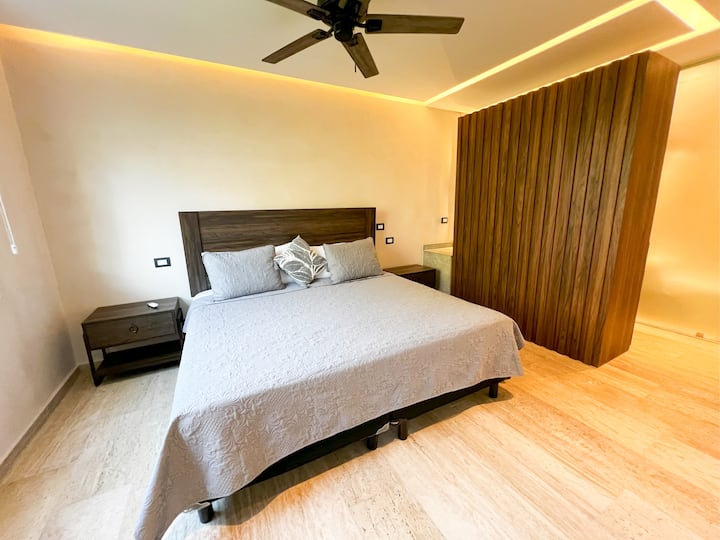 Მთავარი საძინებელი თბილი დიზაინით ️
Ოთახი დიდი ზომის საწოლით, თბილი განათებით, სმარტ-ტელევიზორითა და ბაღის ხედით. Საცხოვრებელი, რომელიც განკუთვნილია სრული განტვირთვისთვის.