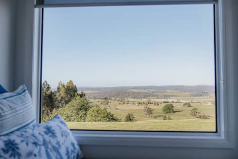 Successful Airbnb property: Hilltop Escape-30 acres of no one in City Of Launceston