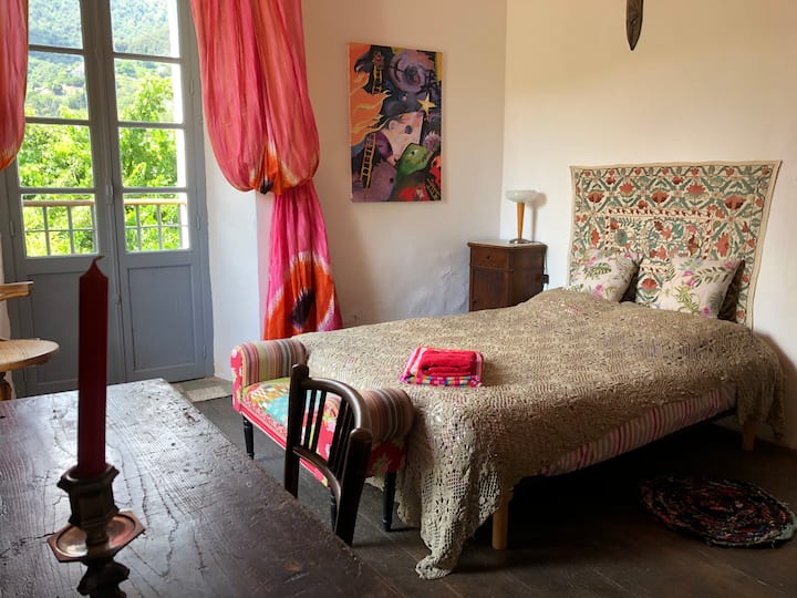 ვარდისფერი საძინებელი (მე-2 სართული, სამხრეთი/დასავლეთი, საწოლი 160x200)