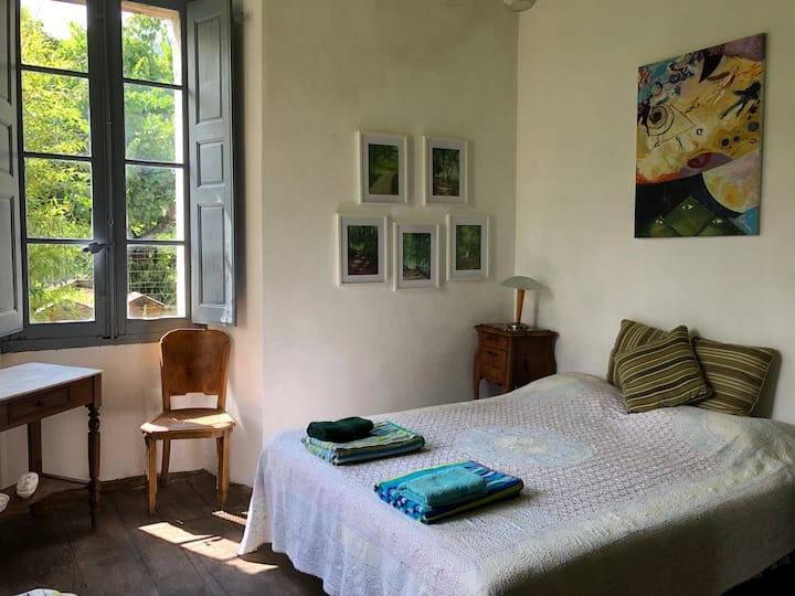 ყვითელი საძინებელი აივნით (1-ლი სართული, სამხრეთი/დასავლეთი, 160 × 200 საწოლი)