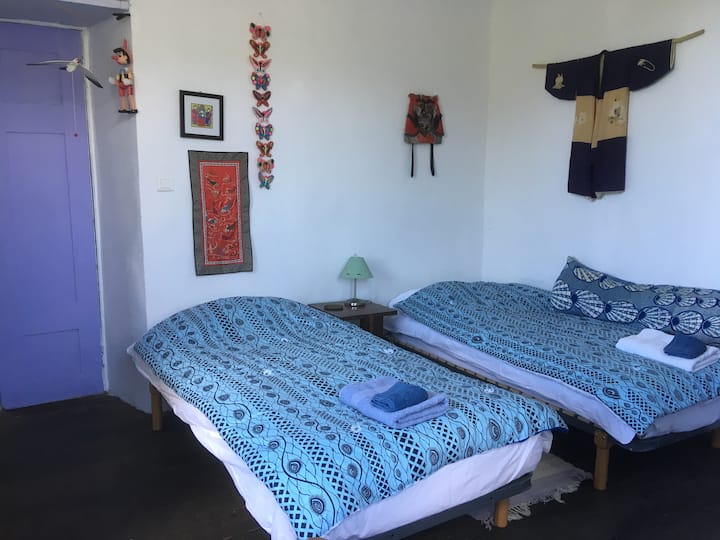 ლურჯი ოთახი (მე-2 სართული, აღმოსავლეთი/ჩრდილოეთი, 2 საწოლი 90x190)