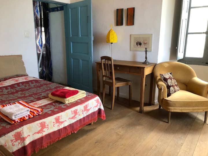 ნარინჯისფერი საძინებელი (1-ლი სართული, ჩრდილოეთი/აღმოსავლეთი, საწოლი 140x190)