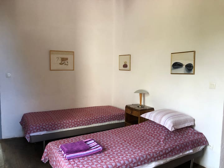 გერეტის საძინებელი (1-ლი სართული, აღმოსავლეთი/სამხრეთი ექსპოზიცია, 2 საწოლი, 90 X 200)