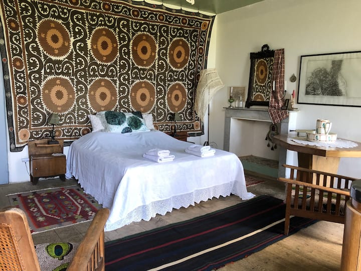 თეთრი საძინებელი (მე-2 სართული, აღმოსავლეთი, საწოლი 160 × 200)