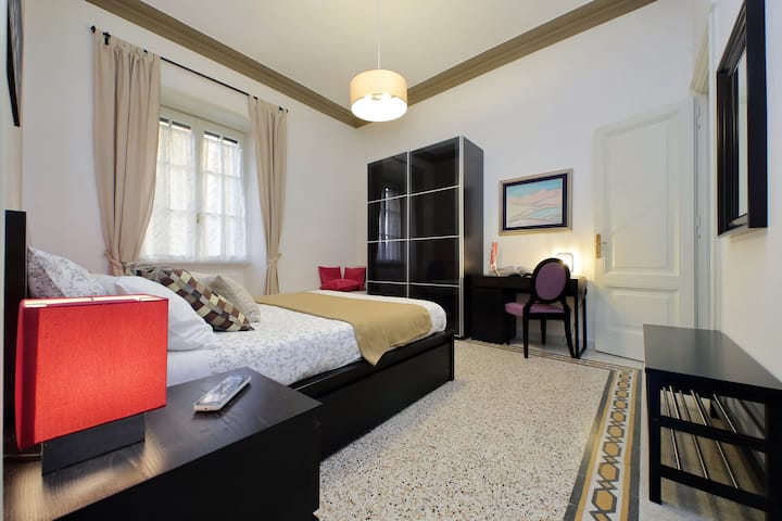 Пространата беж спална соба со бања за ексклузивна употреба нуди релаксирачка атмосфера и функционален мебел.
Удобен брачен кревет (180x210 см), голем кревет во фотелја, ноќни шкафчиња со фиоки, клупа за позивигија и закачалка за чевли, плакар.