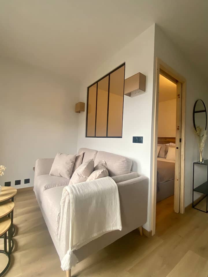 غرفة معيشة وغرفة نوم منفصلان.