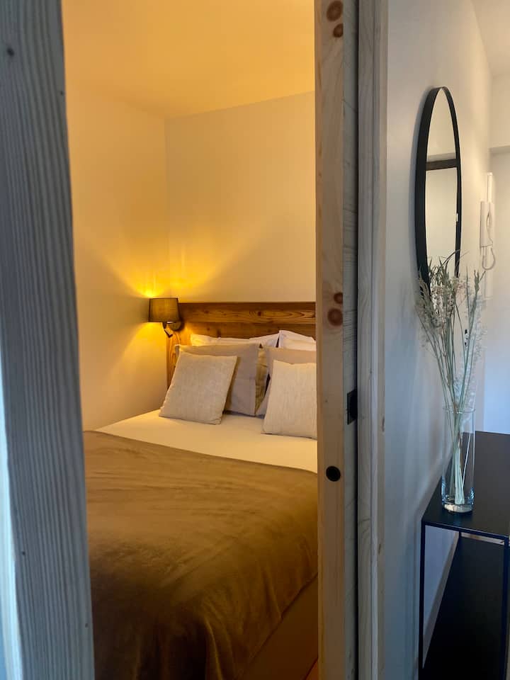 غرفة نوم منفصلة بسرير مريح 140 × 200.