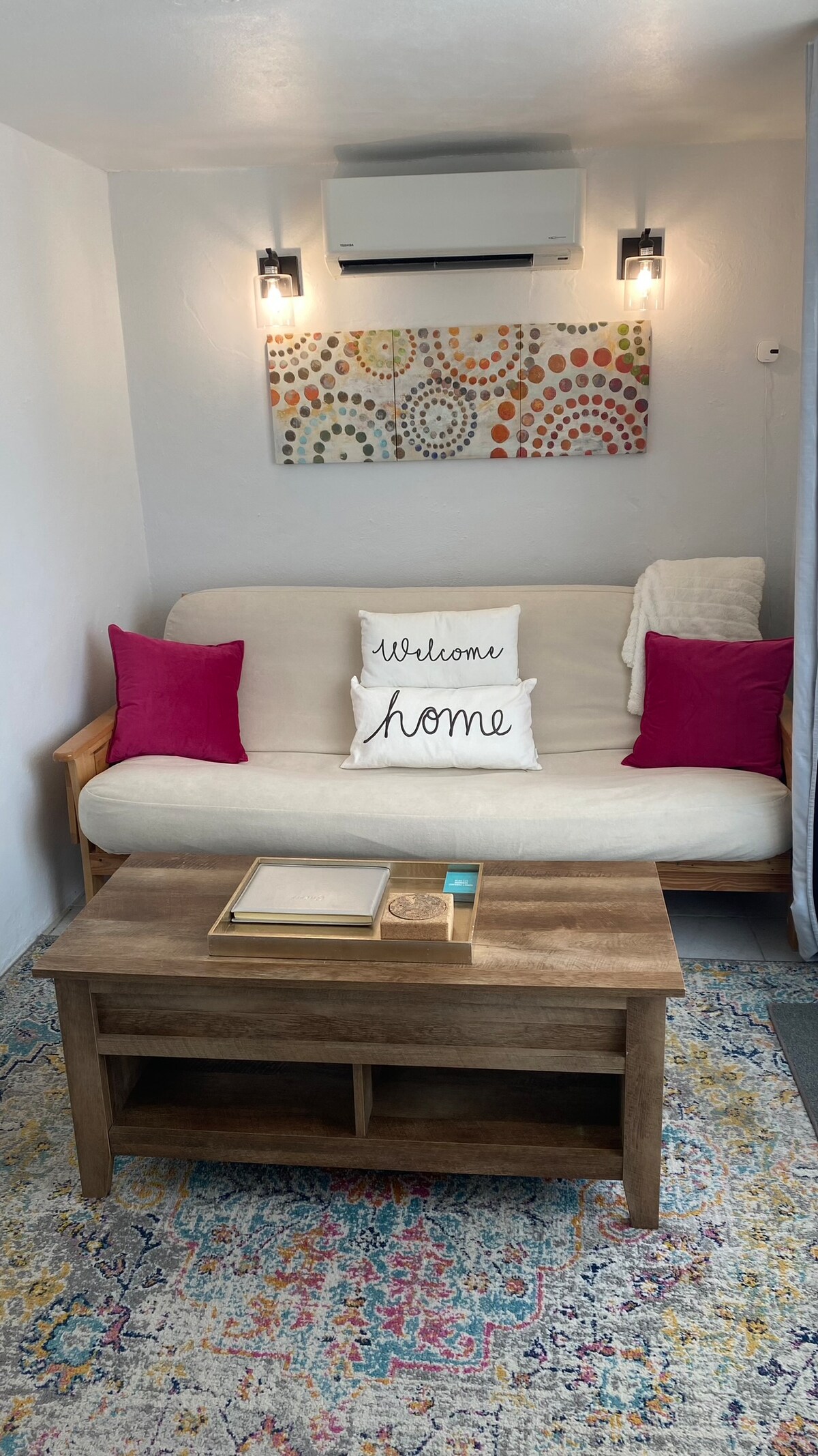 غرفة معيشة مع فوتون تتحول إلى سرير مزدوج خاص 8" مرتبة