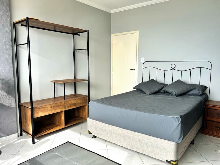 Cama de casal e armário.