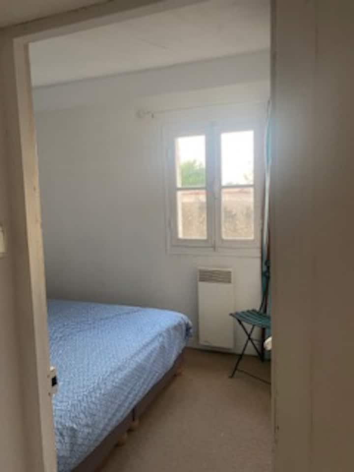 Una habitación principal con una cama de 160/200, una ventana (vistas al semáforo)