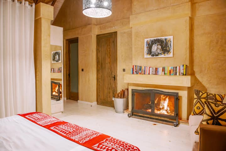 Камина в основната спалня