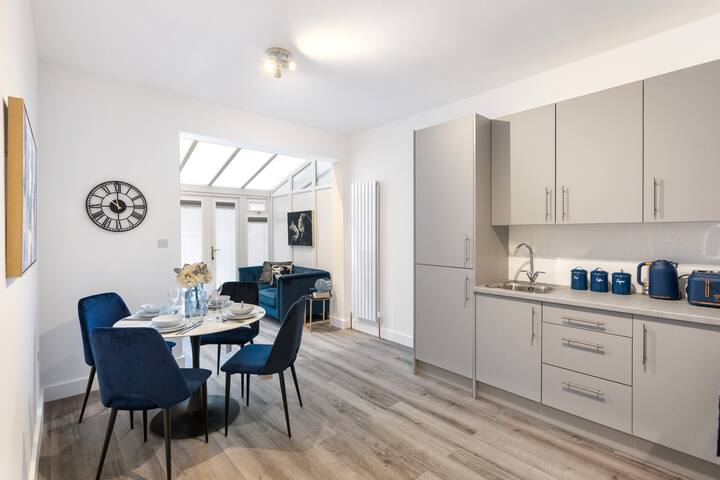 Spacious 4 BR House Near Tube station – 3 min walk