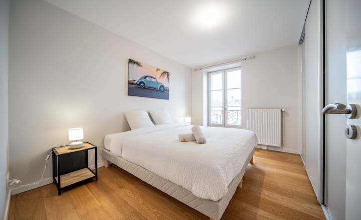 Chambre accueillante avec lit double confortable, draps de qualité et espace de rangement