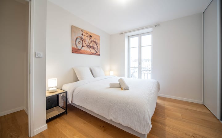 Chambre accueillante avec lit double confortable, draps de qualité et espace de rangement