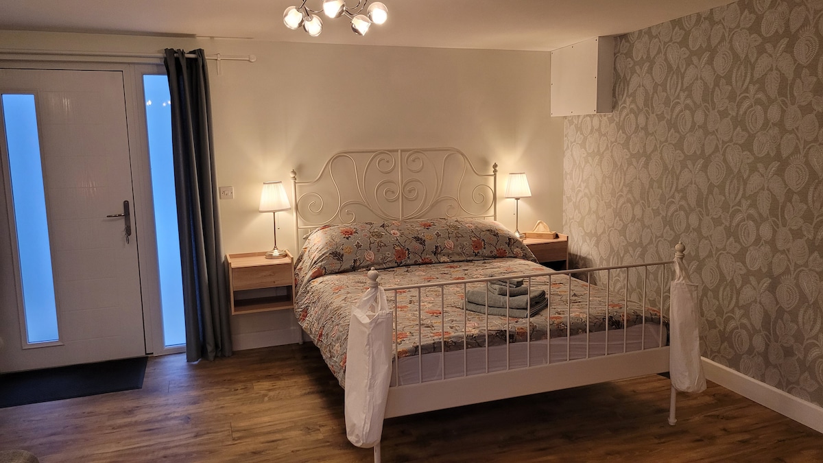 There's plenty of room for bedtime reads & personal items in the wall-mounted bedside cabinets. There's a plug socket just underneath them too, ideal for charging your phone & it's all illuminated by pull cord, warm light LED lamps.