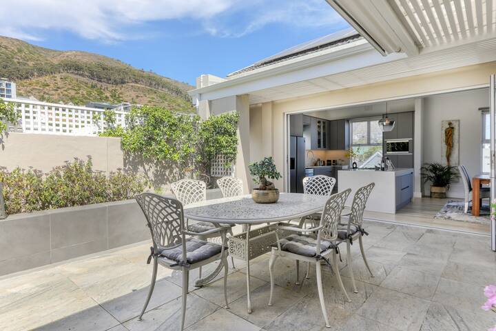 Solar-Powered Elegant Seaview Home gallery image 4