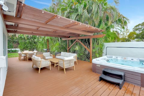 Cozy 3BR Biscayne Park Retreat w/Hot Tub and BBQ