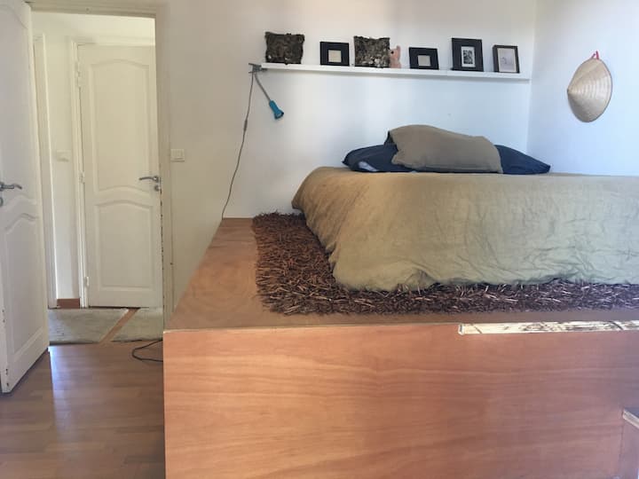 Პირველ სართულზე მდებარე სამი საძინებლიდან ერთ-ერთი (აწეული საძინებელი)