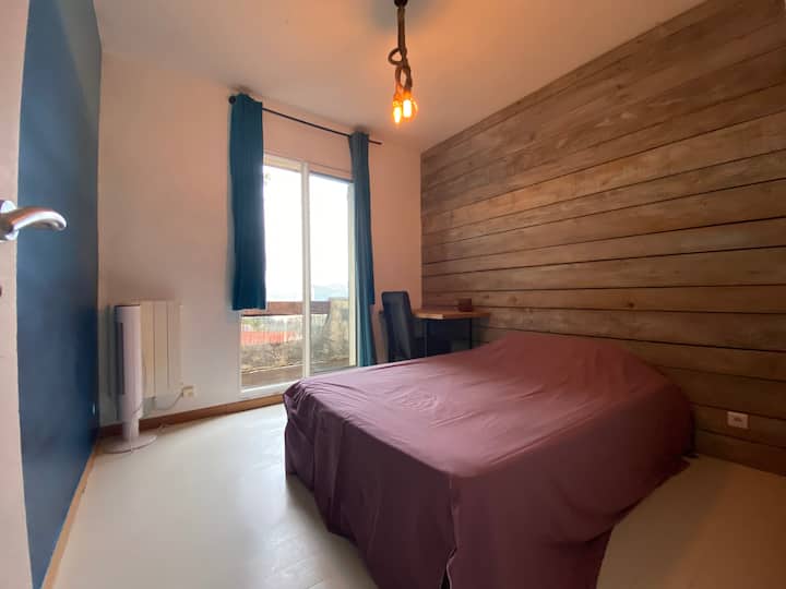 Სამი საძინებლიდან ერთ-ერთი პირველ სართულზე