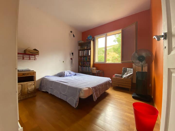 Პირველ სართულზე მდებარე სამი საძინებლიდან ერთ-ერთი (ნარინჯისფერი საძინებელი)