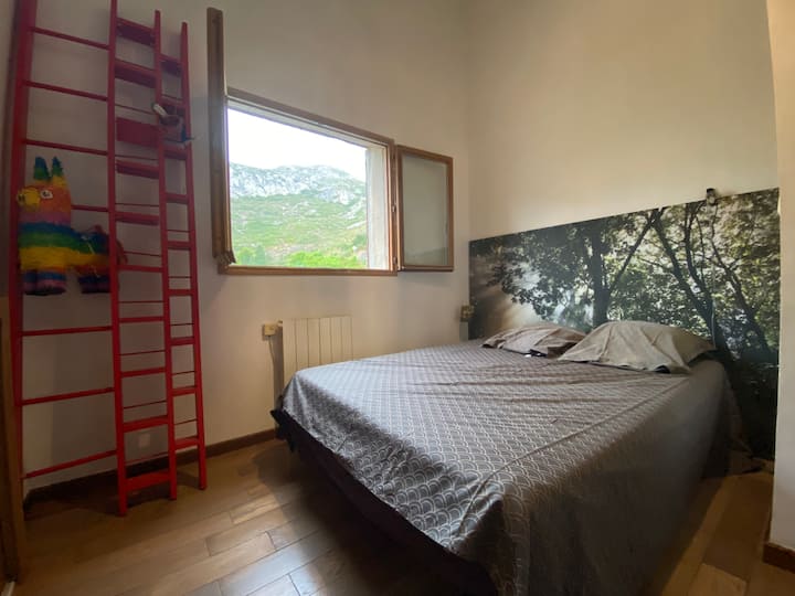 Პატარა ოთახი მაღლა