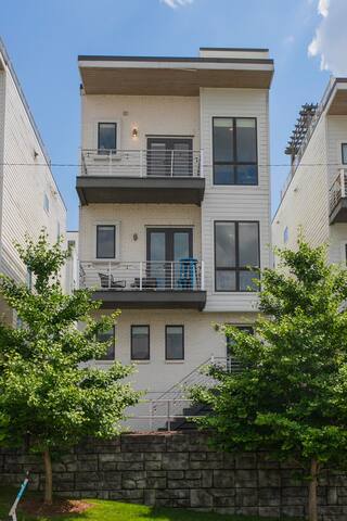 Best Rooftop View Downtown Gulch w/ 2 Car Garage!