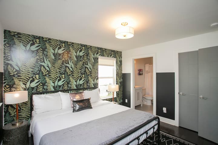 استمتع بالنوم الحالم في سرير كينج في غرفة النوم في الطابق الأول!