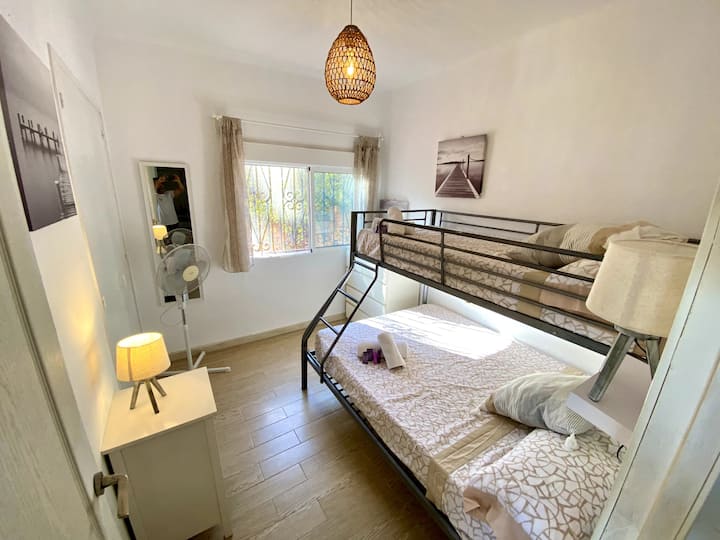 Ოთახი 1 ორადგილიანი საწოლით და 1 ერთადგილიანი საწოლით, ჩაშენებული კარადებით დიდი ტევადობით, სრული სხეულის სარკით, ფანჯრით, რომელიც გარედან გადაჰყურებს, საწოლის მაგიდა და ყველაფერი, რაც ამ სტუმრობისთვის გჭირდებათ