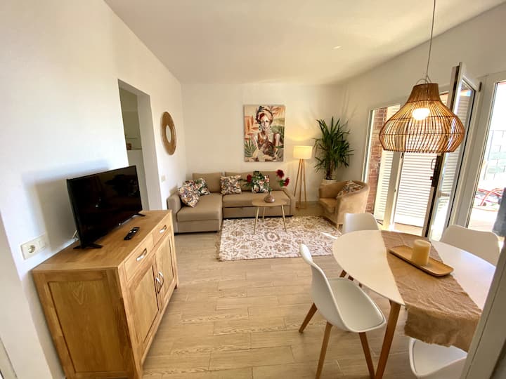 Შესანიშნავი სასადილო ოთახი, სადაც შეგიძლიათ ისიამოვნოთ და დაისვენოთ დასასვენებლად. Მას აქვს ბინის პირადი აუზი, მაგიდა, ბრტყელეკრანიანი ტელევიზორი, ორადგილიანი გასაშლელი დივანი და, როგორც ხედავთ, შესანიშნავი სიკაშკაშე.