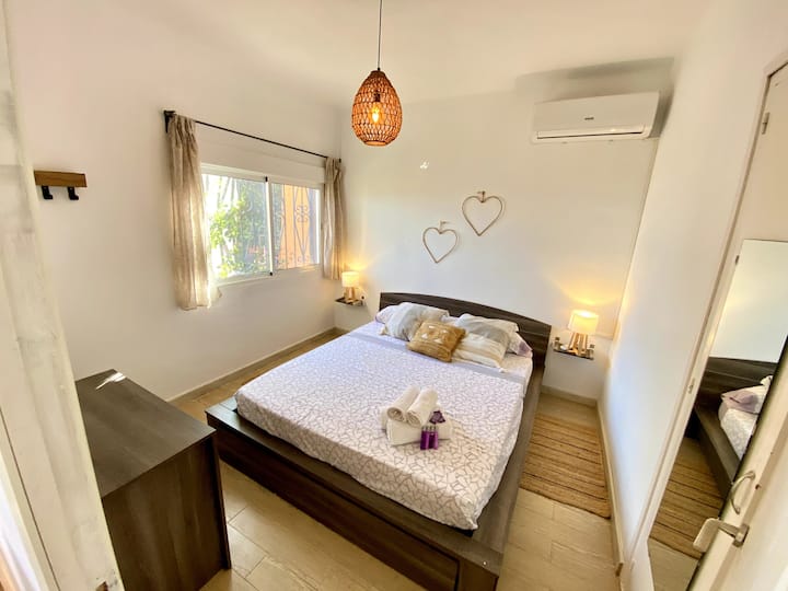 1 ორადგილიანი საწოლი ოთახი და, ჩაშენებული კარადები დიდი ტევადობით, კონდიციონერი, სრული სხეულის სარკე, ფანჯარა გარე ხედებით, საწოლის მაგიდა, კომფორტული და ყველაფერი, რაც ამ სტუმრობისთვის გჭირდებათ