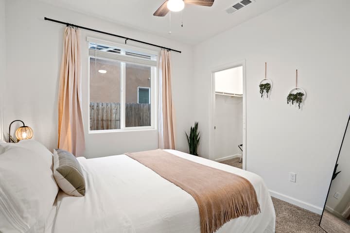 ห้องนอนผู้เข้าพัก 1 พร้อมตู้เสื้อผ้าขนาดเล็กแบบวอล์คอินและกระจกขนาดใหญ่