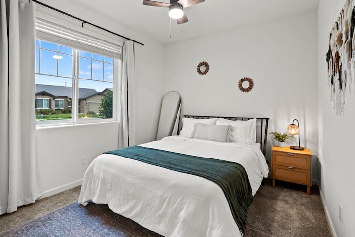 ห้องนอนผู้เข้าพัก 2 พร้อมตู้เสื้อผ้าและกระจกขนาดใหญ่ 