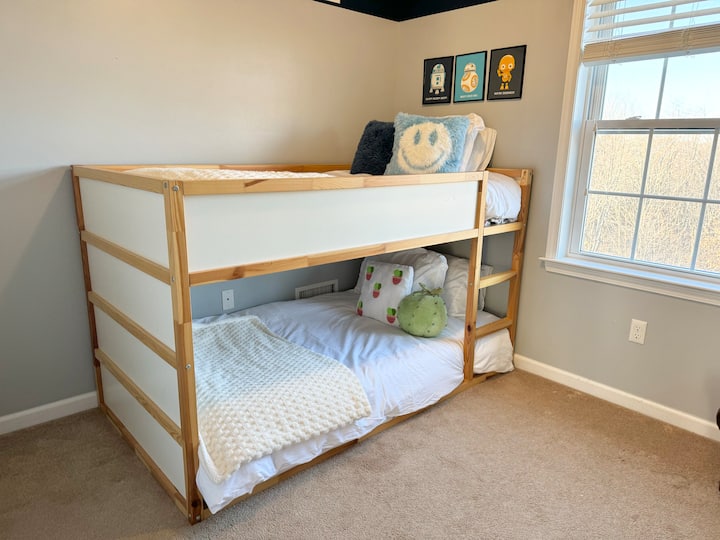 ห้องนอนเตียงแฝด 2 ชั้นเด็กอายุต่ำกว่า 12 ปี